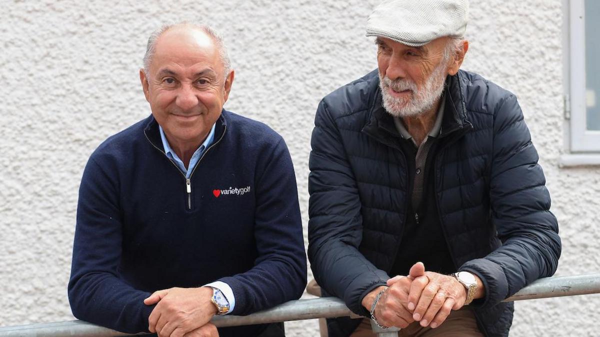 Ossie Ardiles (left) and Ricky Villa leaning on rail 