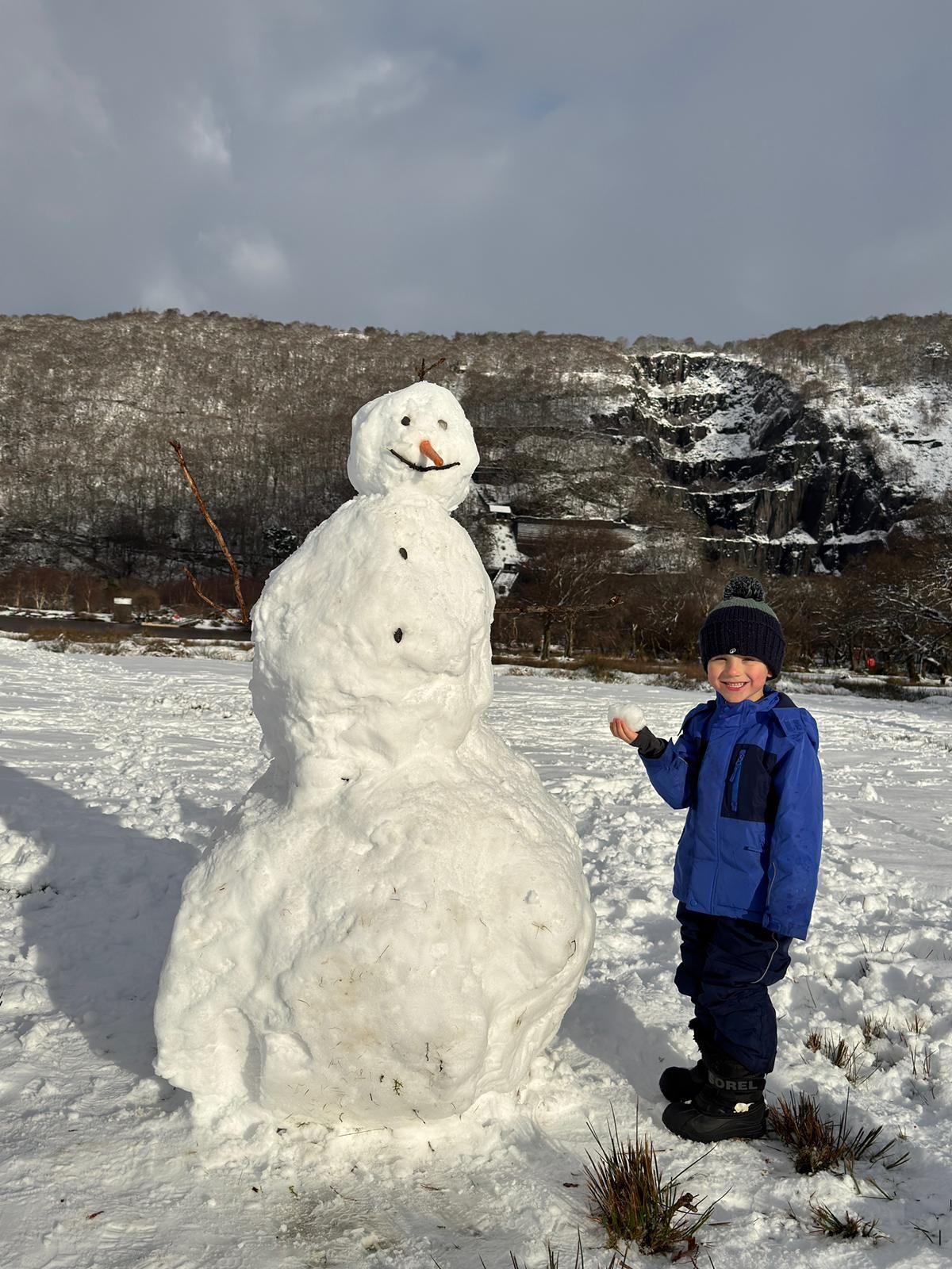 bachgen a'i ddyn eira yn Llanberis