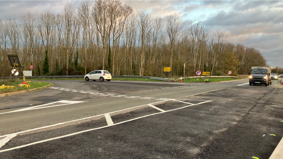 A picture of the Lodge Hill junction, which shows new give way markings on Oxford Road. It means that traffic heading out of Abingdon, turning right onto the A34 have right of way over oncoming traffic.