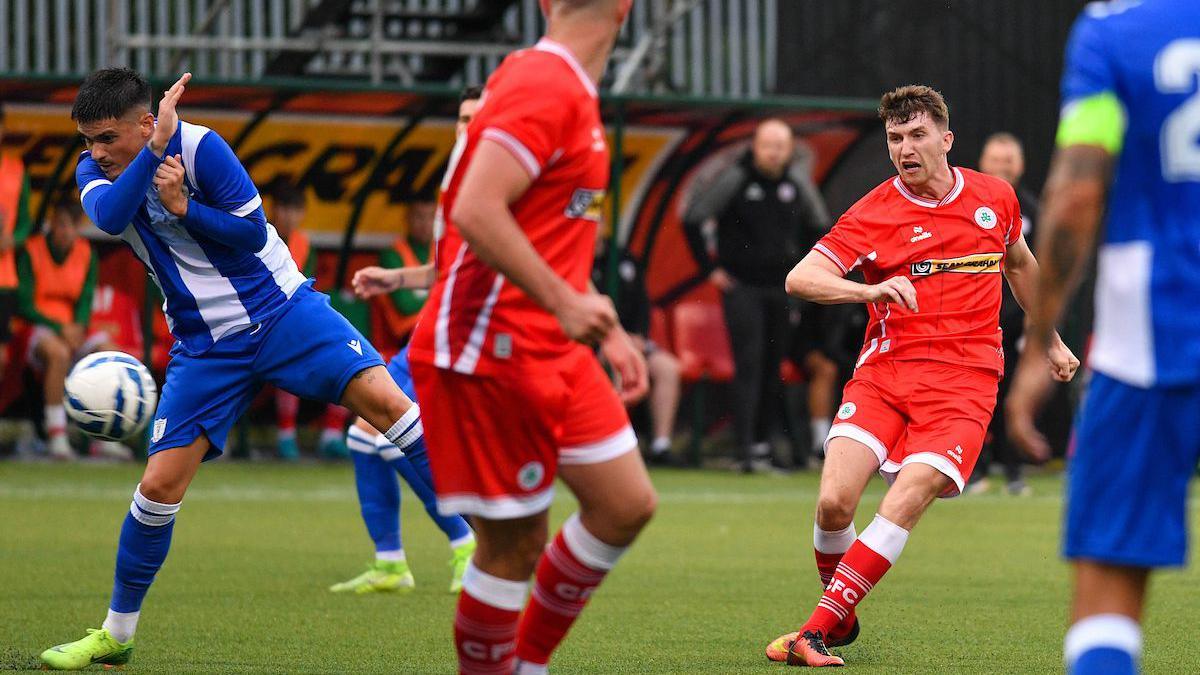 Michael Glynn scores