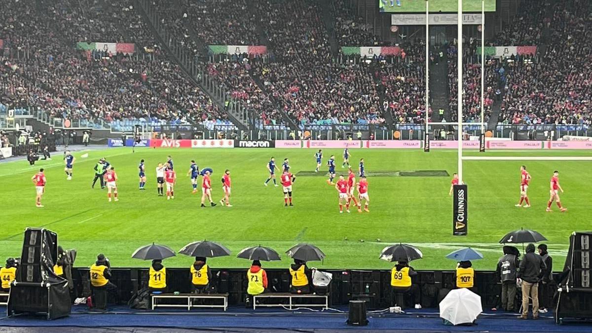 Ffotograff o gêm Cymru v Yr Eidal o'r standiau yn y Stadio Olimpico yn Rhufain.