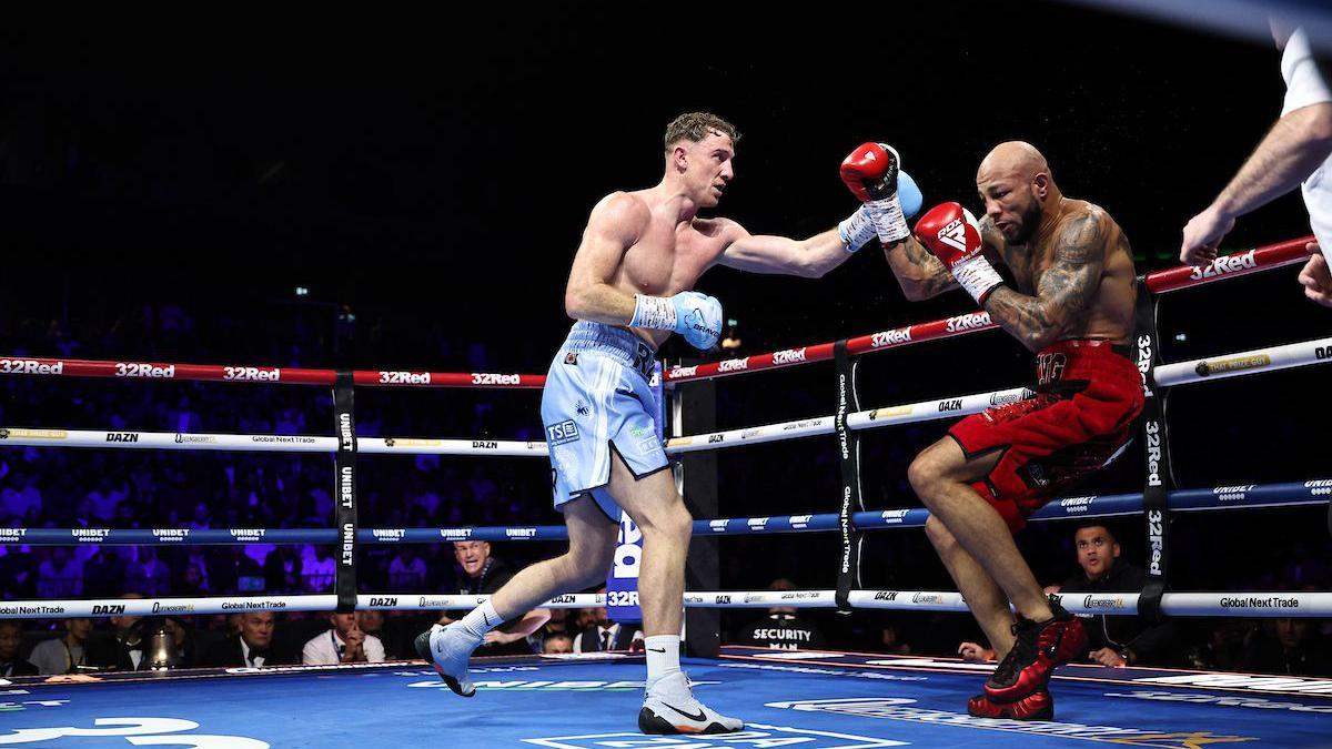 Bradley Rea throws a left hook at Lyndon Arthur 