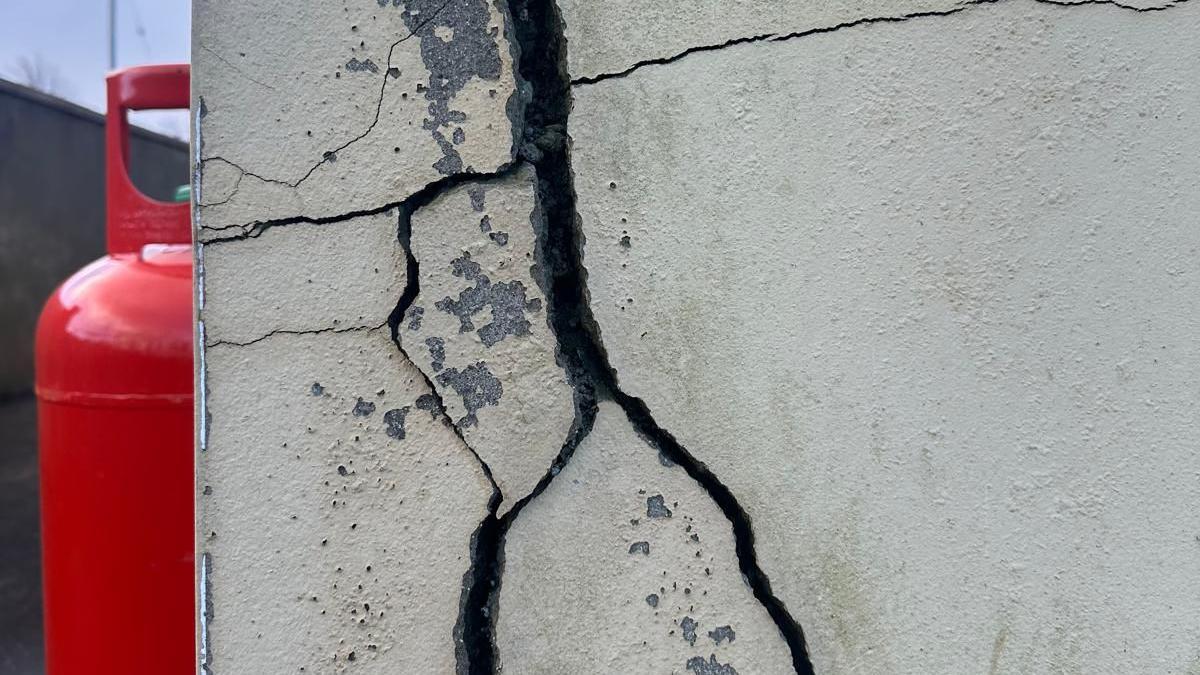 Large crack on the side of a house 