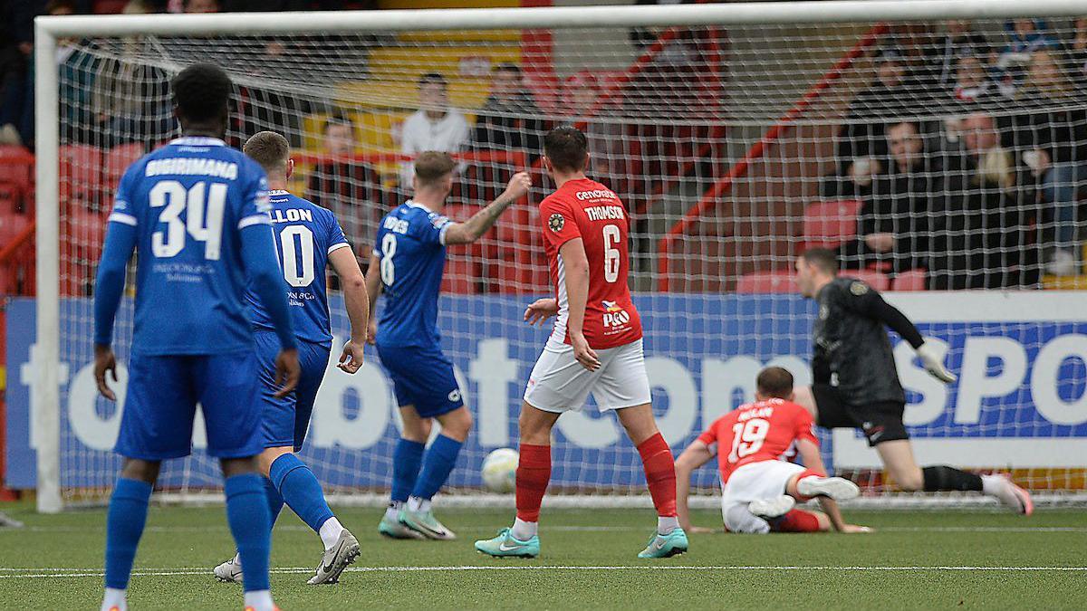 James Knowles scores for Dungannon Swifts