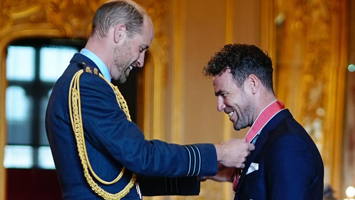 Mark Cavendish receives a knightood