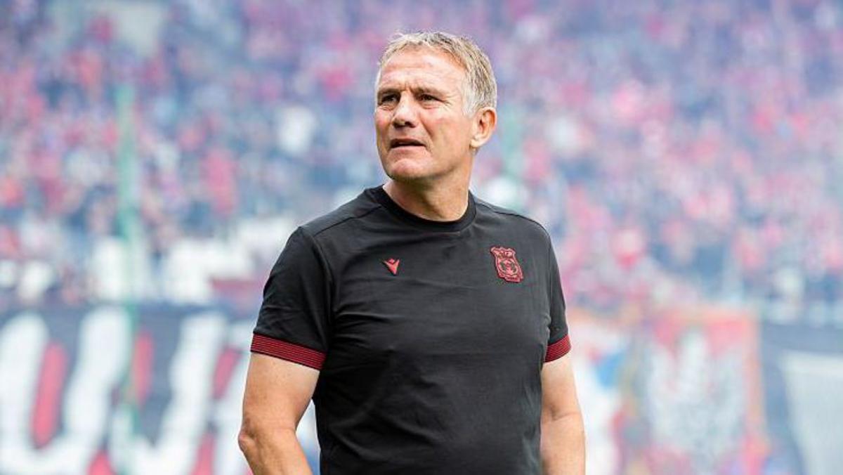 Parkinson confía en el progreso del Wrexham ante la élite del fútbol inglés