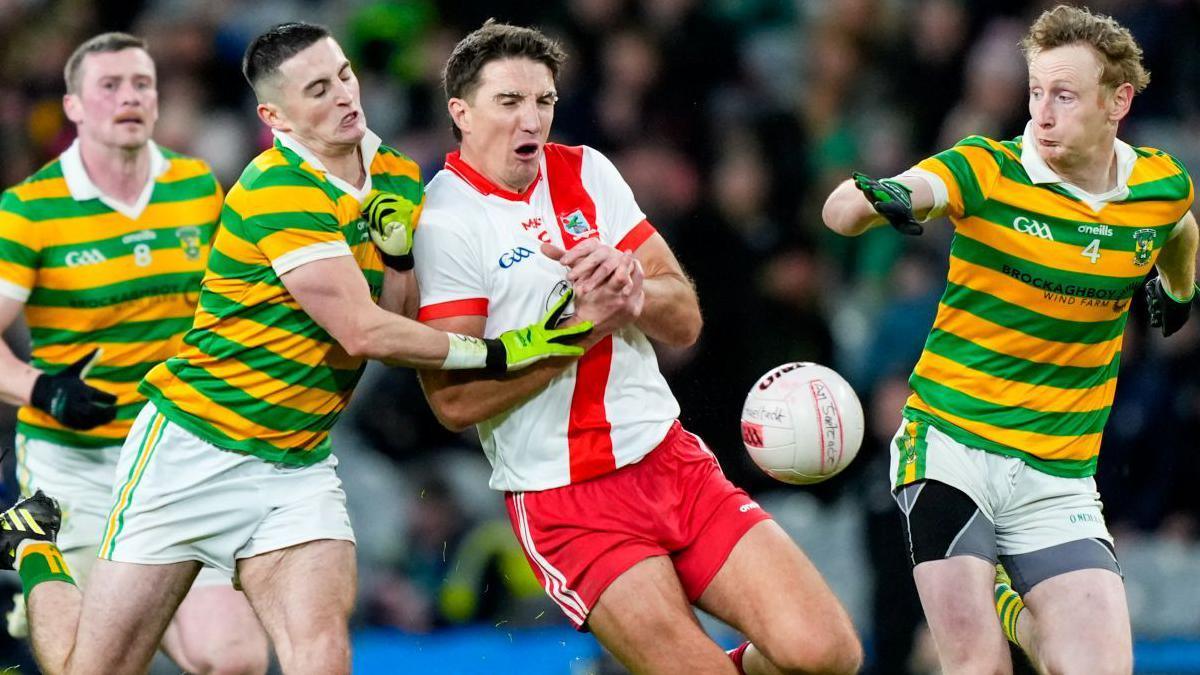 An Ghealtacht's Aodhan Breathnach is chellenged by Diarmuid McNicholl