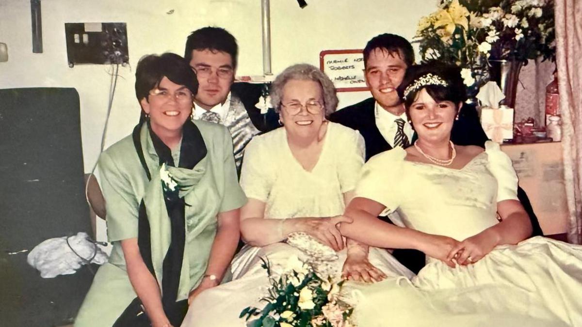 Maimie yn yr ysbyty gyda Gary a'i deulu