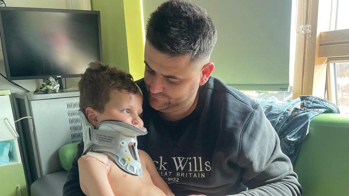 Arlo gyda brês am ei wddf ar lin ei dad mewnnystafell ysbyty