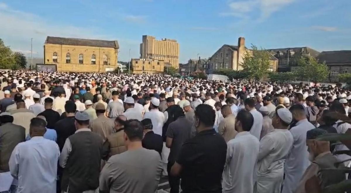 thousands of mourners