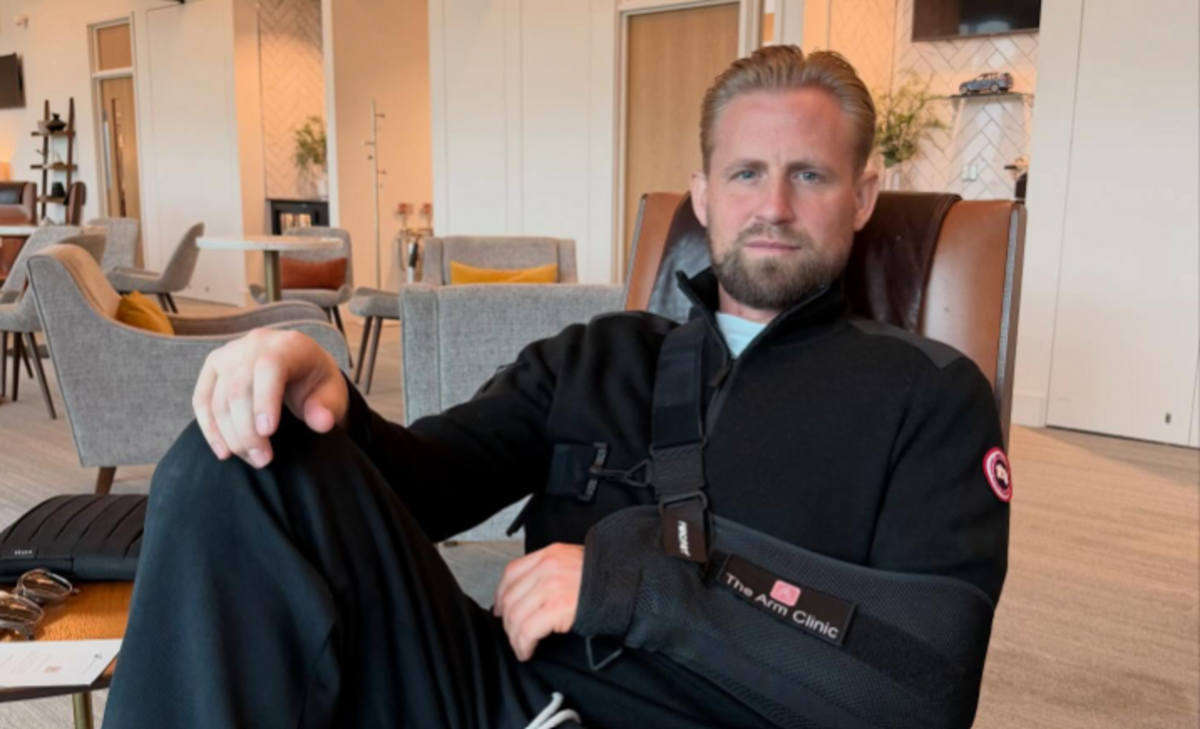 Schmeichel supera con éxito su primera operación de hombro y ya piensa en la recuperación