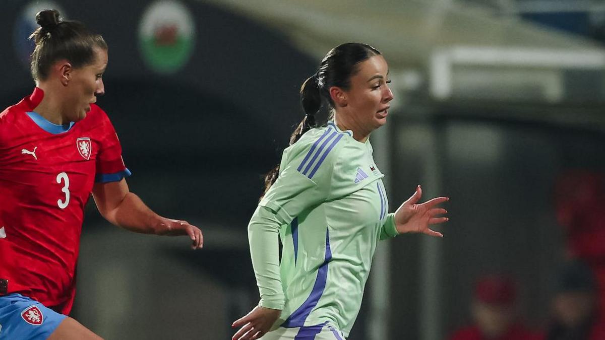 Hannah Cain drives forward 