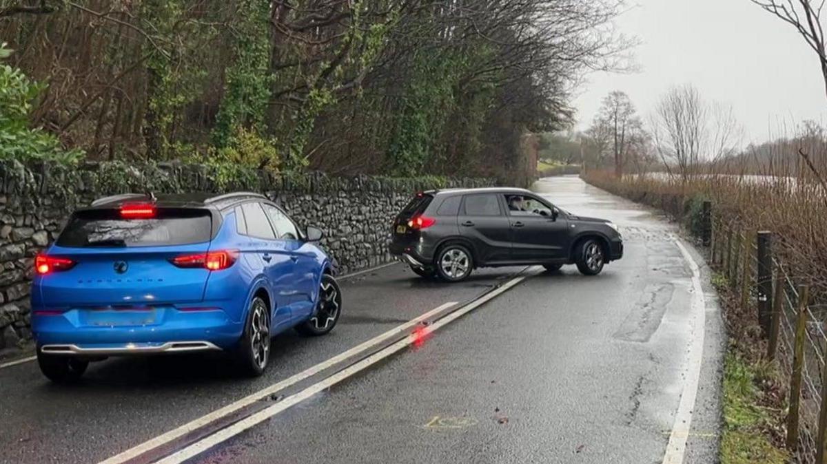 Ceir yn gorfod troi am yn ôl ar yr A470 yn sgil llifogydd ar yr A470 yn ardal Maenan, Sir Conwy