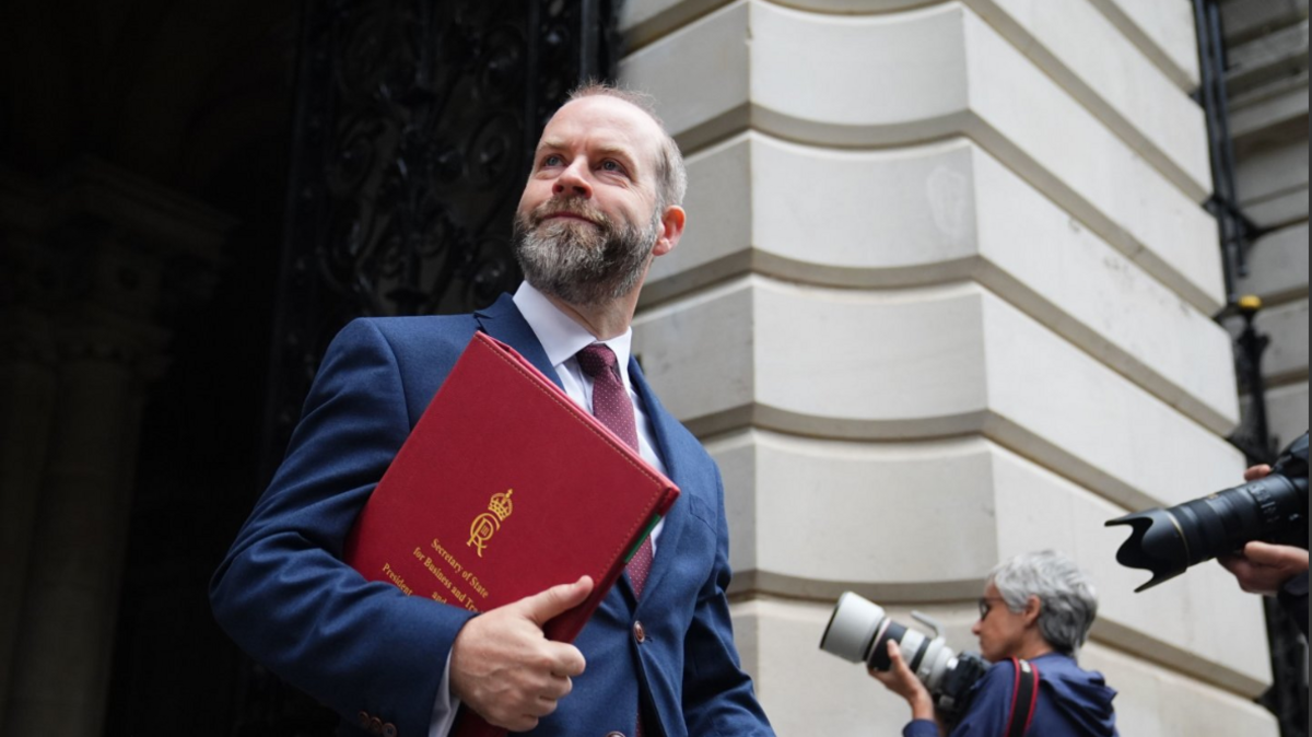 Business and Trade Secretary Jonathan Reynolds arrives in Downing Street wearing a blue suit and carrying his official red binder