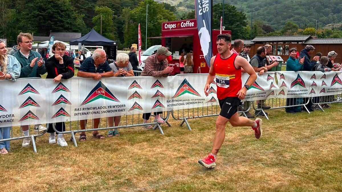 Matthew Roberts yn rhedeg