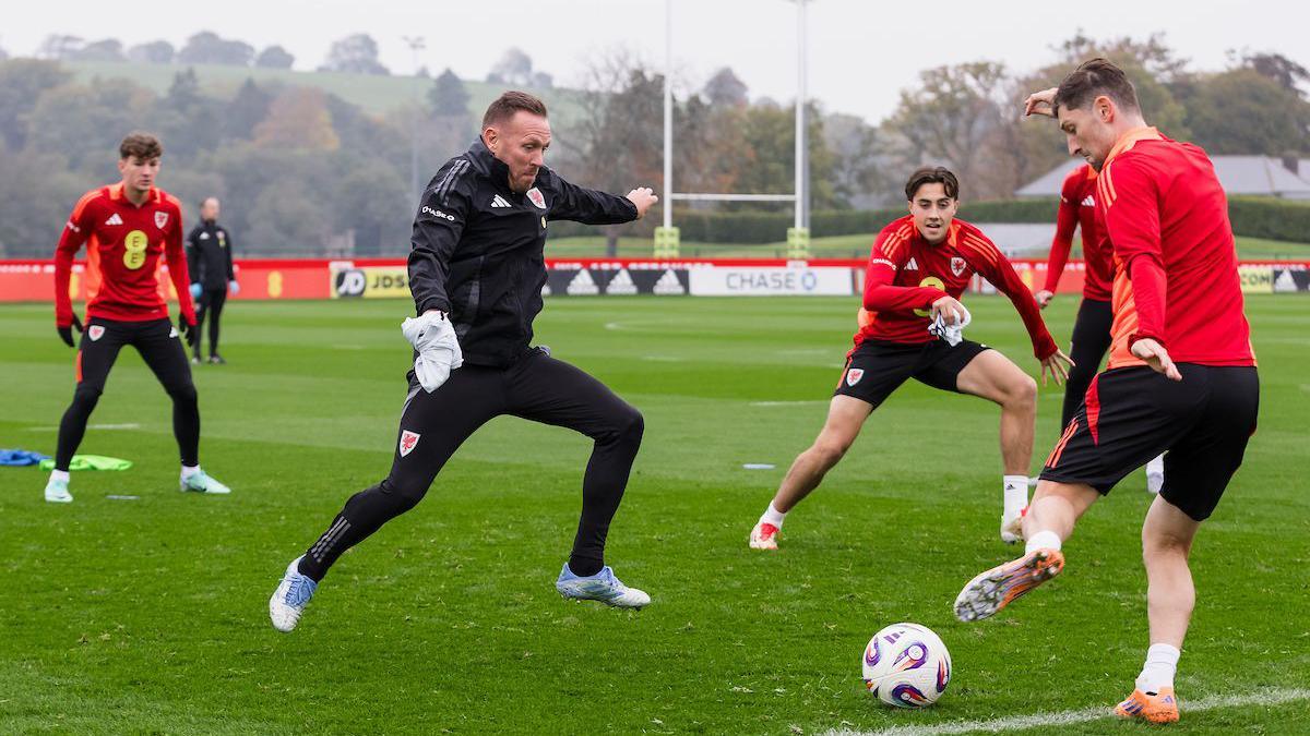 Craig Bellamy joins in Wales training with Ben Davies, Joel Colwill and Lewis Koumas 