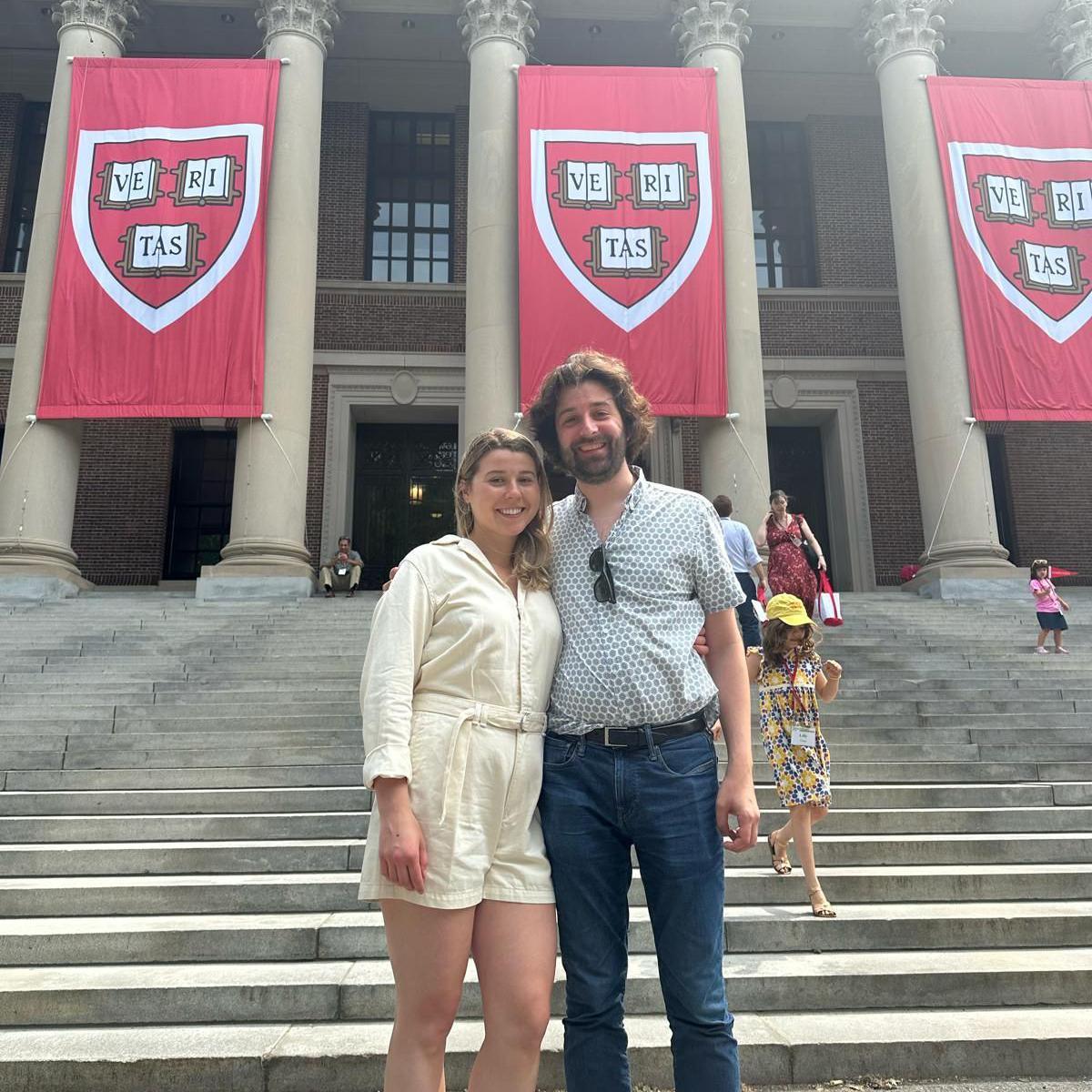 Samuel a'i gariad Maria tua allan i fynedfa Prifysgol Harvard