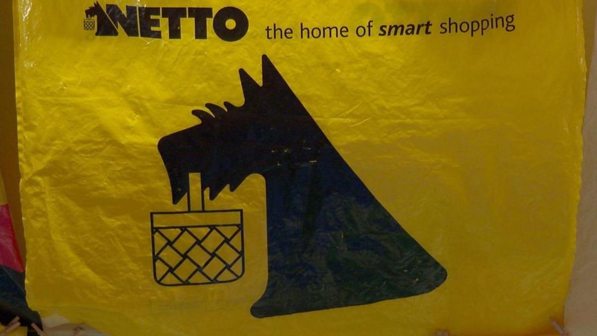 A netto bag featuring a Westie holding a basket