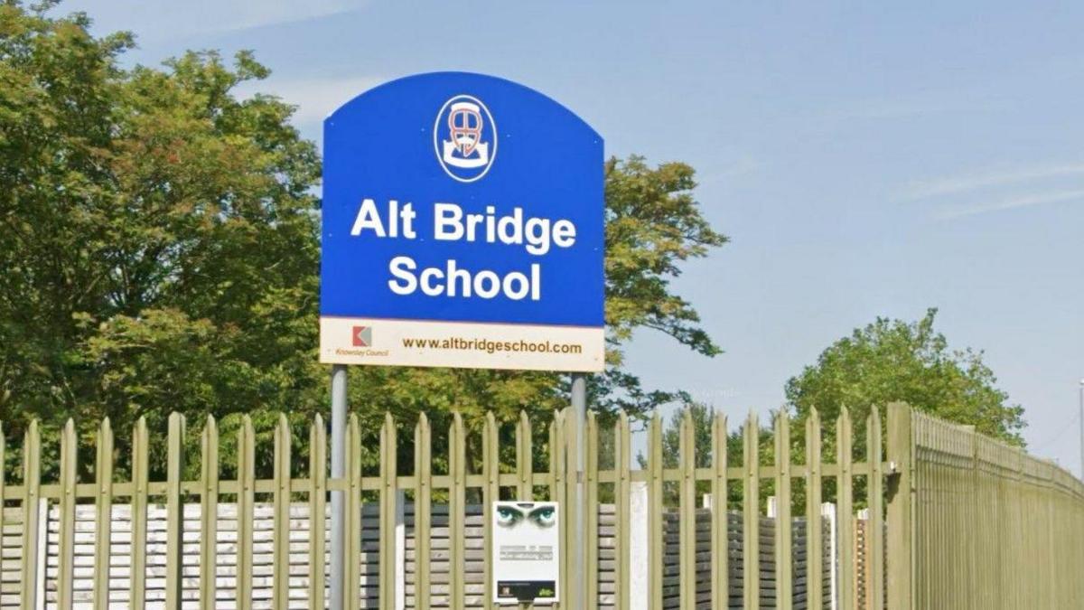 A blue sign reading Alt Bridge School
