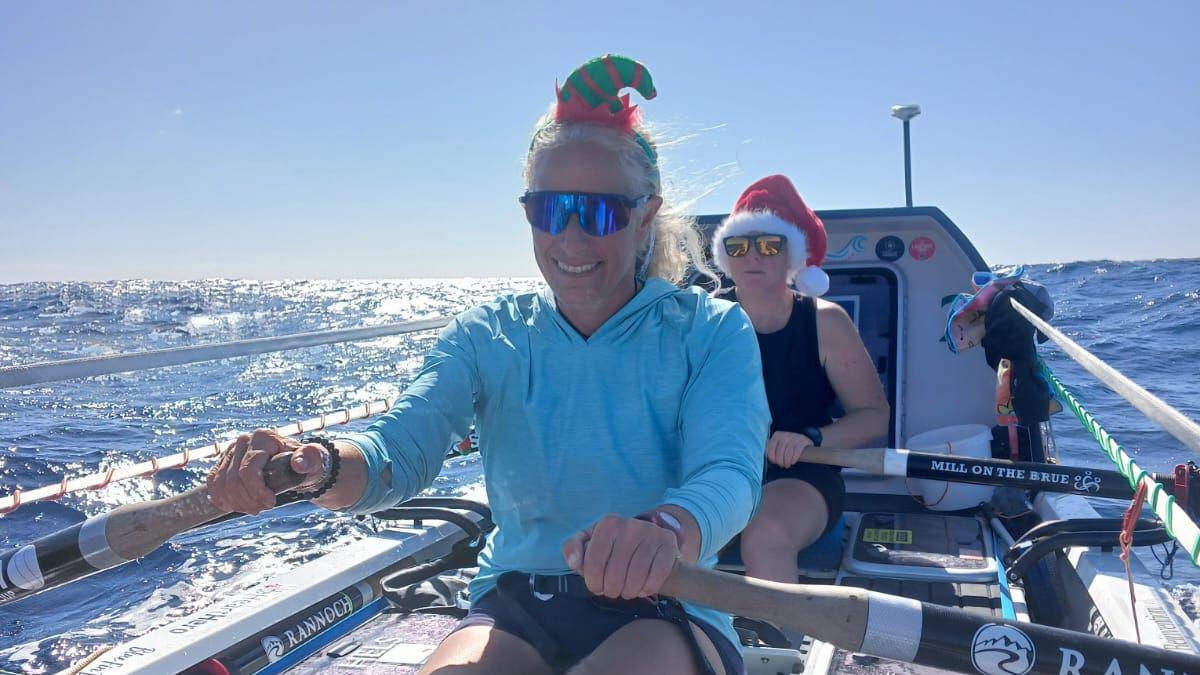 Y criw'n rhwyfo mewn hetiau Nadoligaidd