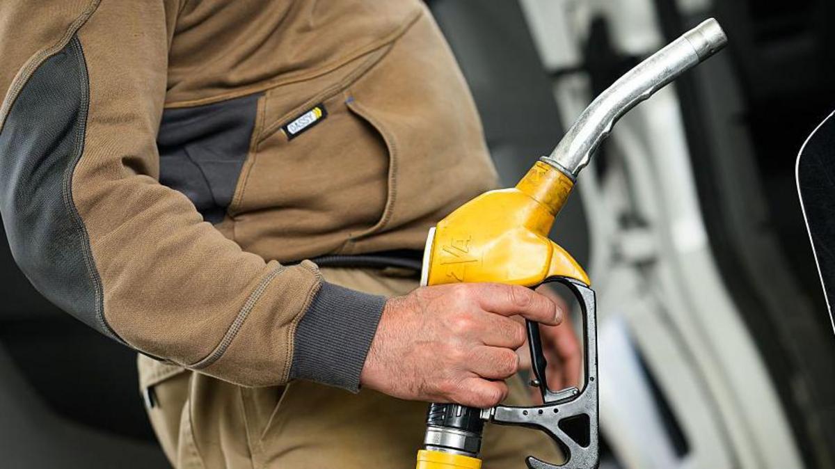 Oil Tops $100 as Trump Extends Iran Ceasefire