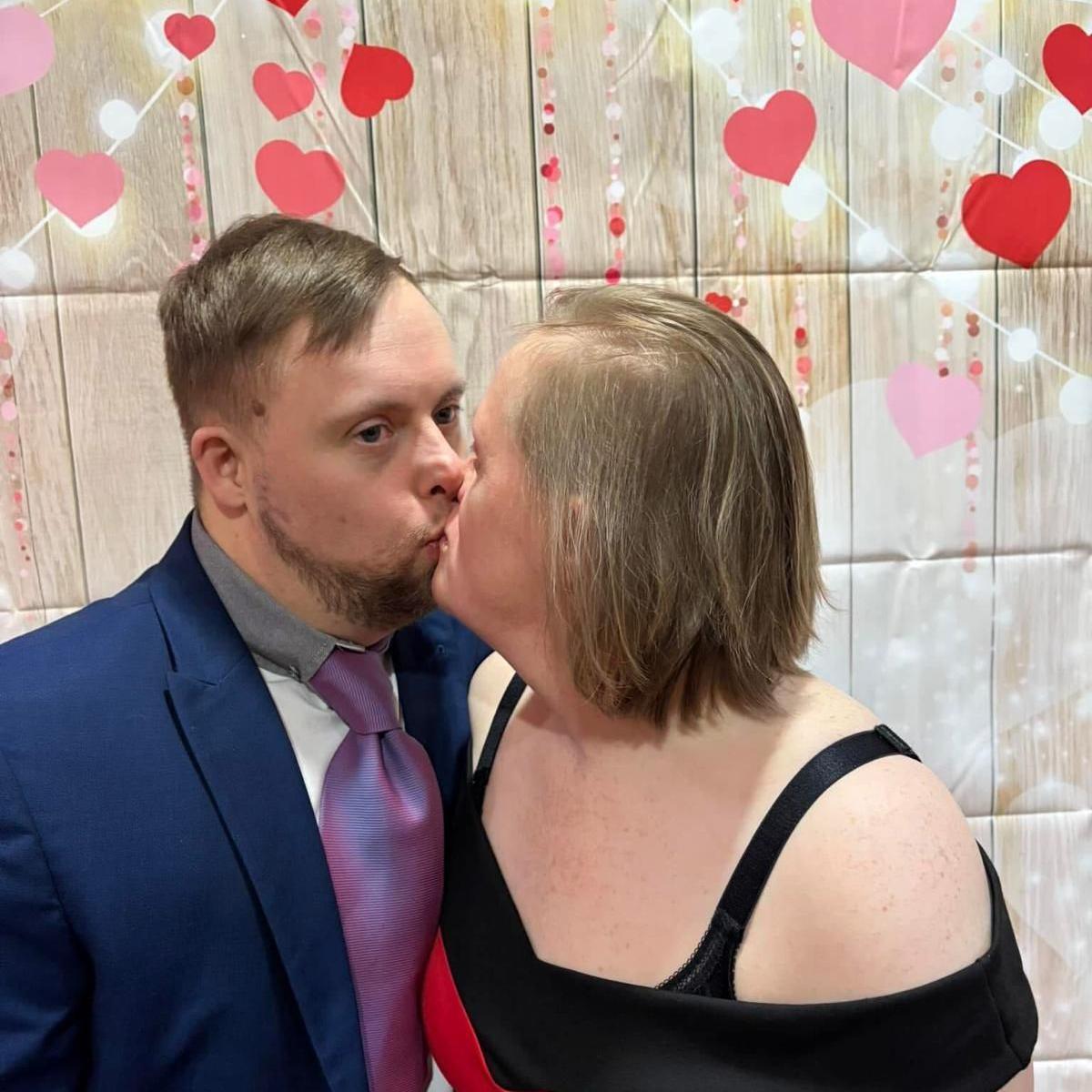 Bydd Michael ac Alison yn dathlu 20 mlynedd o berthynas eleni