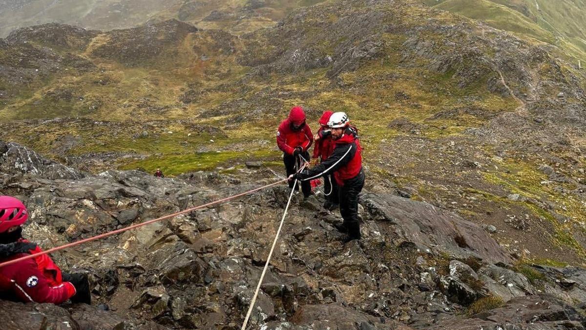 Cafodd Tîm Achub Mynydd Llanberis eu galw i ddau achos dros y penwythnos yn ystod Storm Amy