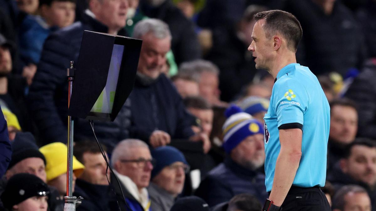 Shearer advierte: el VAR está deteriorando el arbitraje en la Premier League
