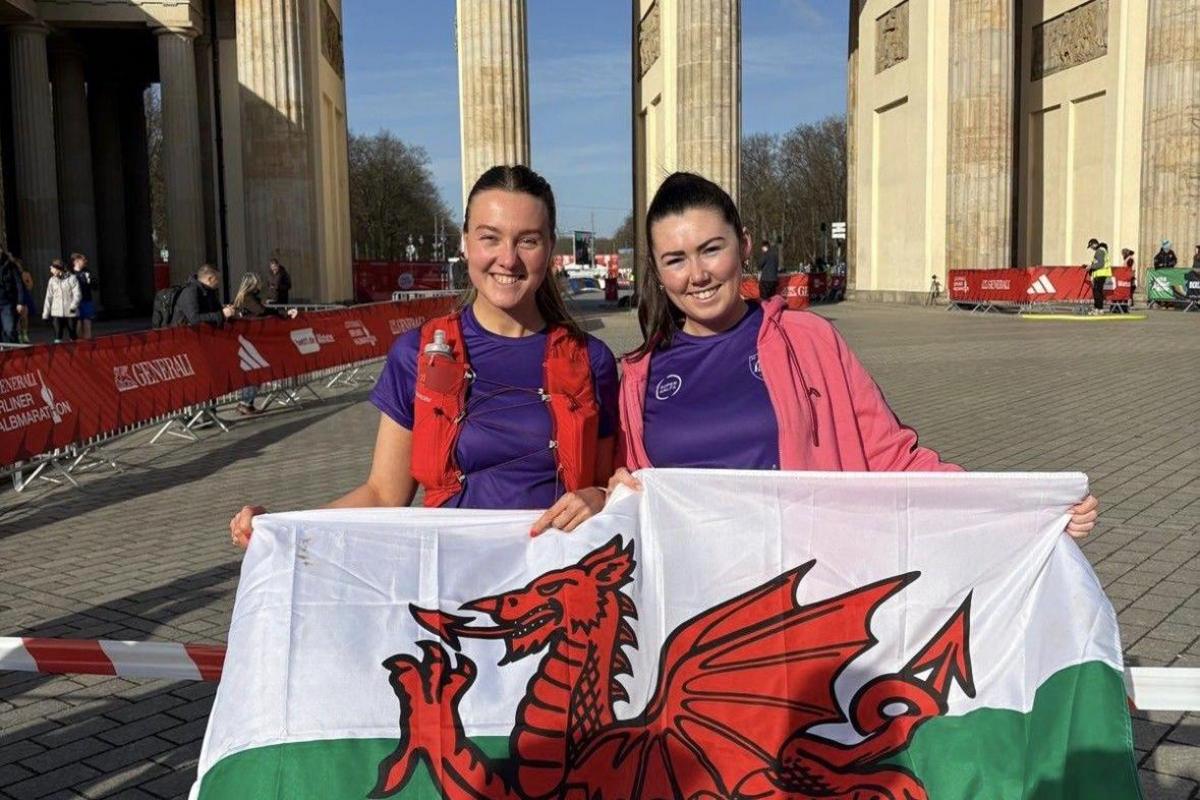 Catrin ac Elen ar ddechrau Marathon Berlin