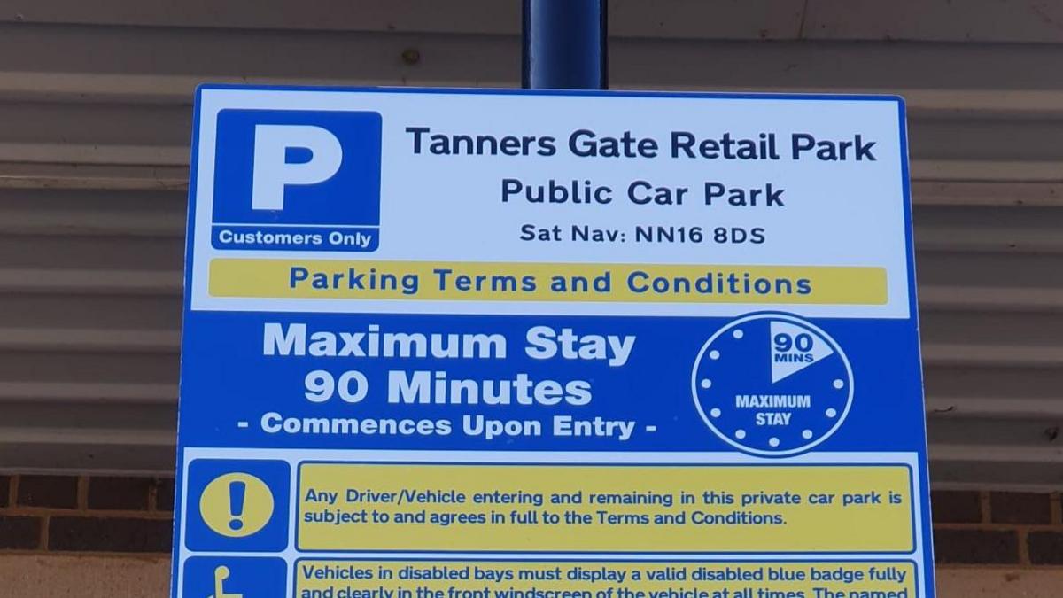 A parking sign for Tanners Gate Retail Park saying the maximum stay is 90 minutes. 