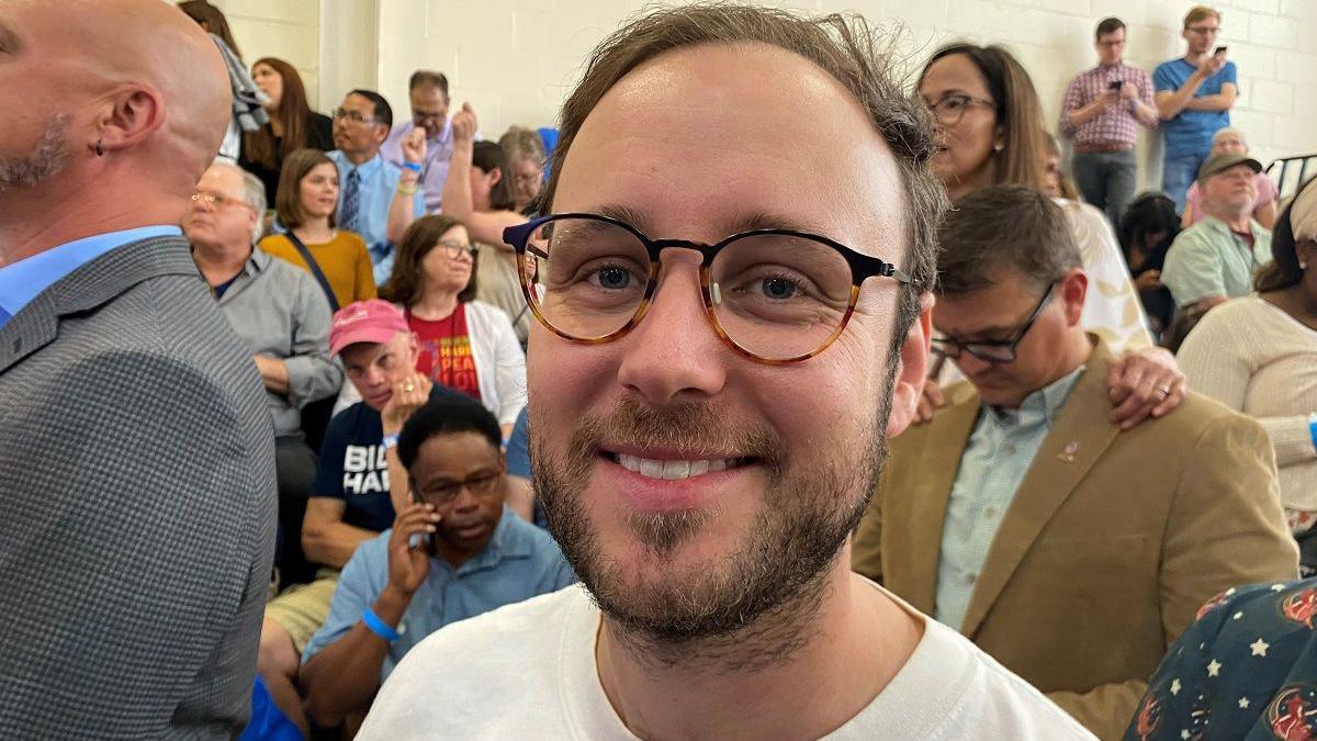 Thomas Leffler with a beard and glasses smiling