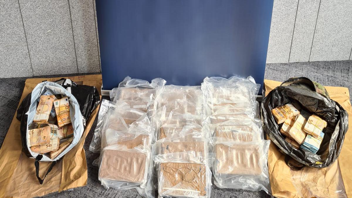 Cash and suspected cocaine found by gardaí 