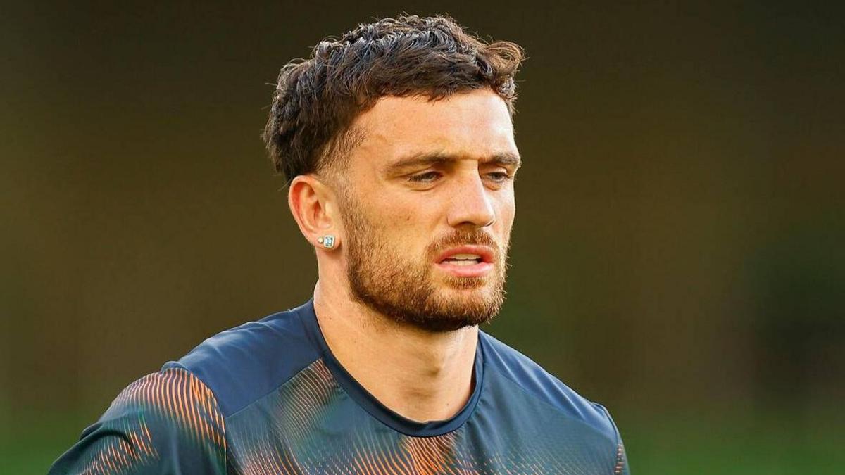 Troy Parrott warming up in his Ireland kit
