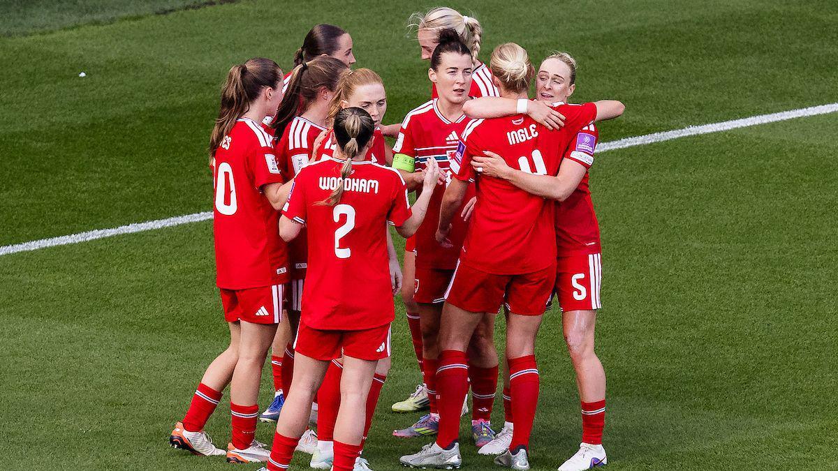 Cymru yn dathlu ennill 3-1 yn erbyn Y Weriniaeth Tsiec yn Stadiwm Dinas Caerdydd