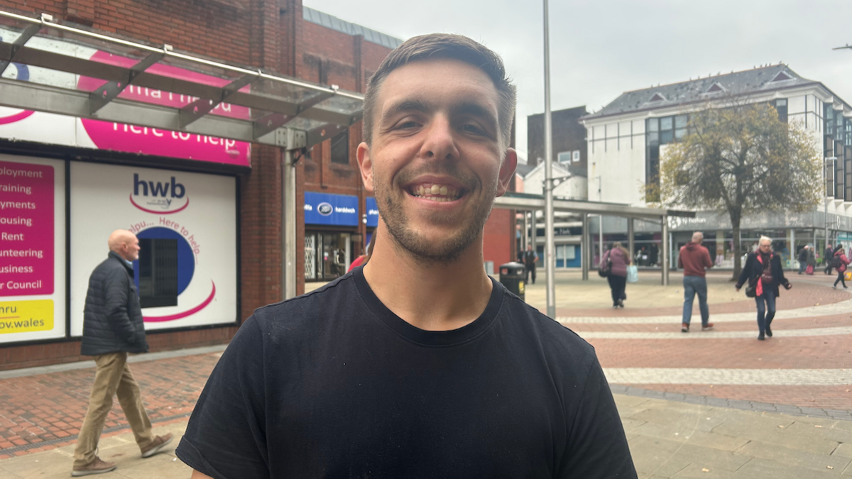 Dylan Broderick, 27 mewn crys-t du