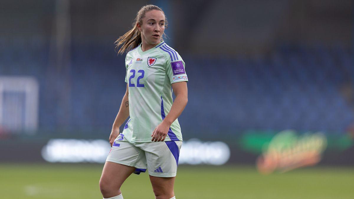 Laura Hughes yn chwarae dros Gymru yn erbyn Montenegro yn Podgorica.