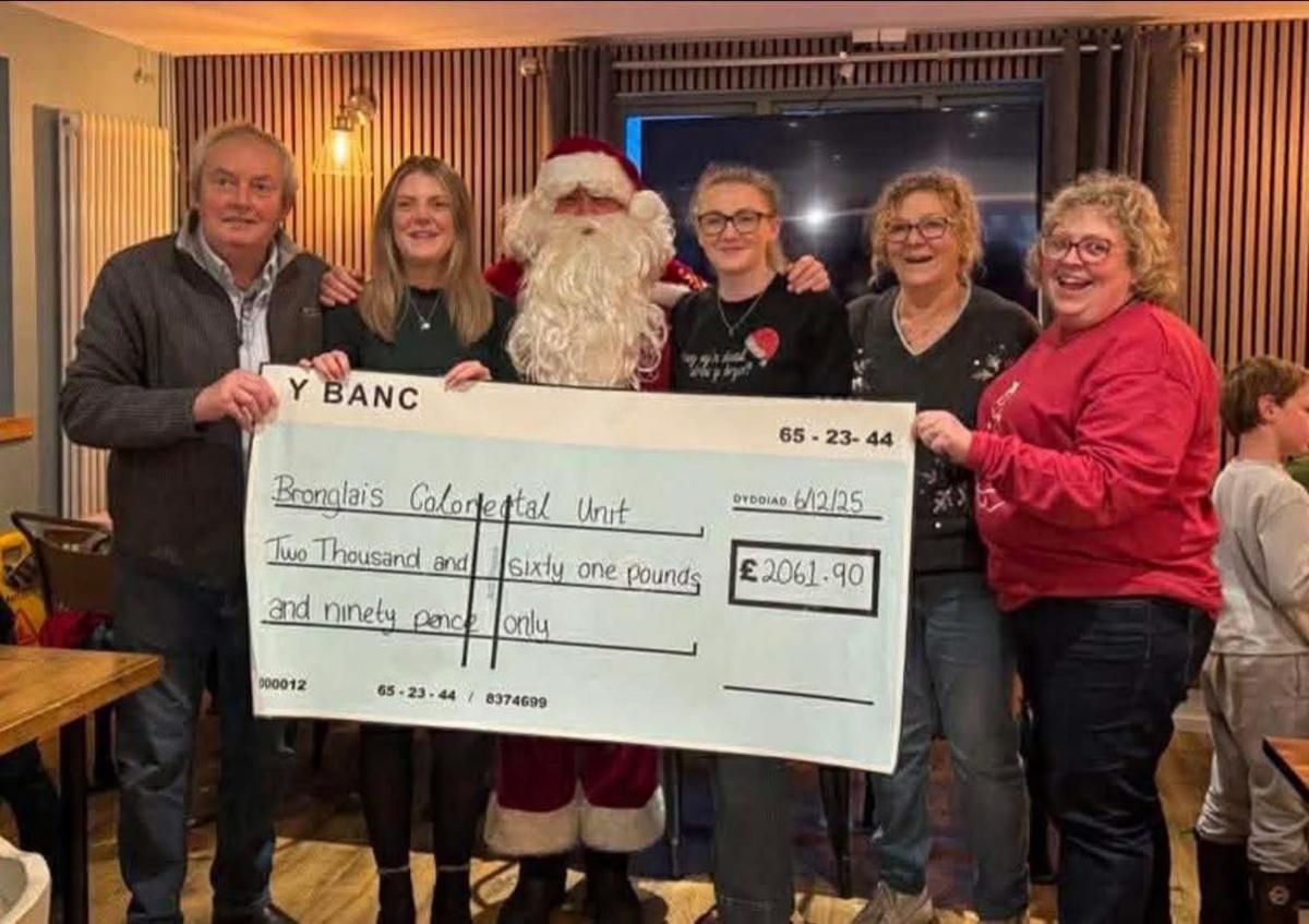 Cyflwyno siec o £2061.90 i uned cancr y coluddyn Ysbyty Bronglais