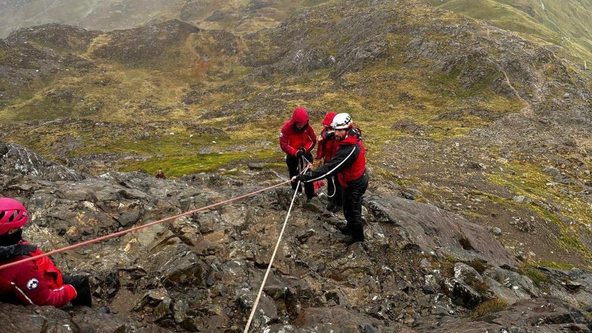 Cafodd Tîm Achub Mynydd Llanberis eu galw i ddau achos dros y penwythnos yn ystod Storm Amy