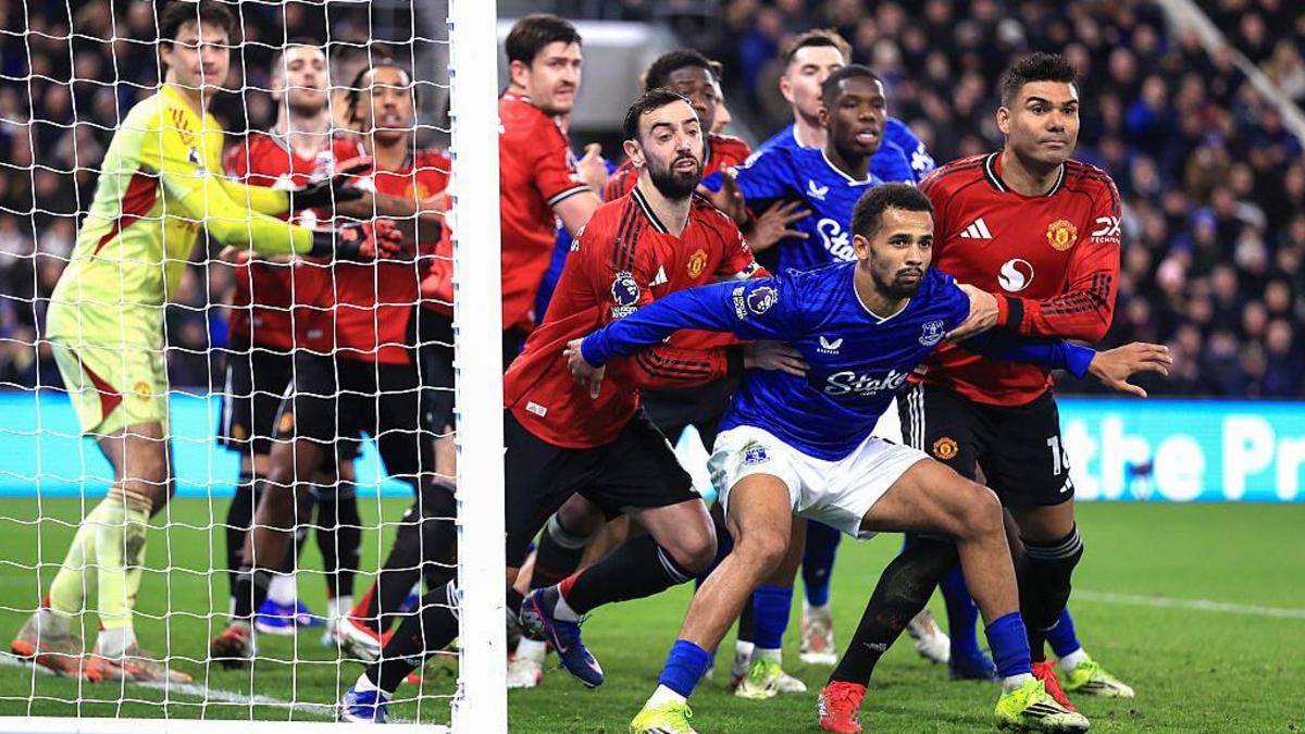 Premier League cracks down on set-piece grappling