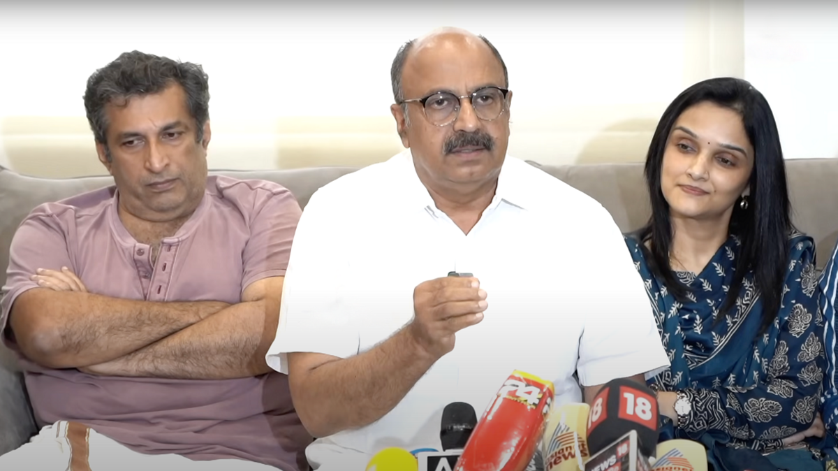 Siddique  at the AMMA press conference on 23 August, with Jayan R on the left and actress Jomol on the right