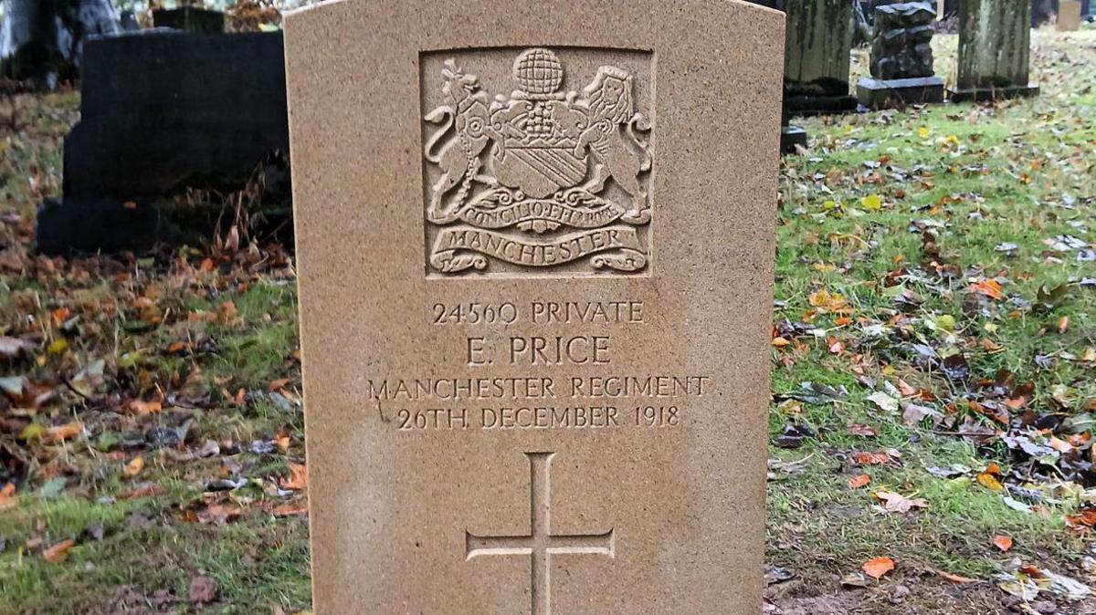 Private Edward Price, war grave at Leigh Cemetery