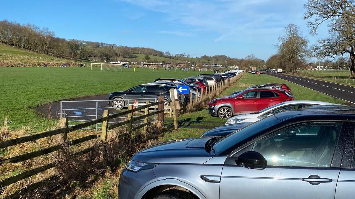 ceir di parcio ger y caeau rygbi/peldroed a'r ffordd fawr