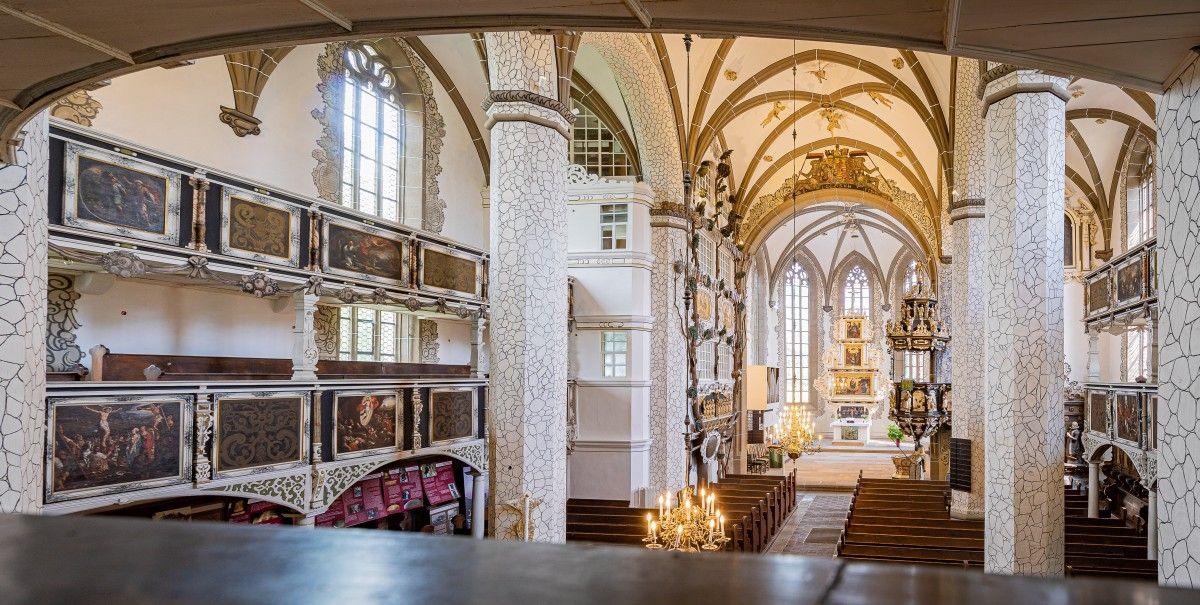 Tu mewn i eglwys Stadtkirche