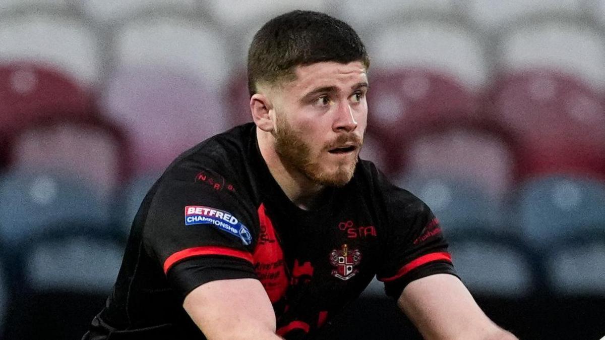Aiden Doolan about to make a pass during a match for Widnes Vikings