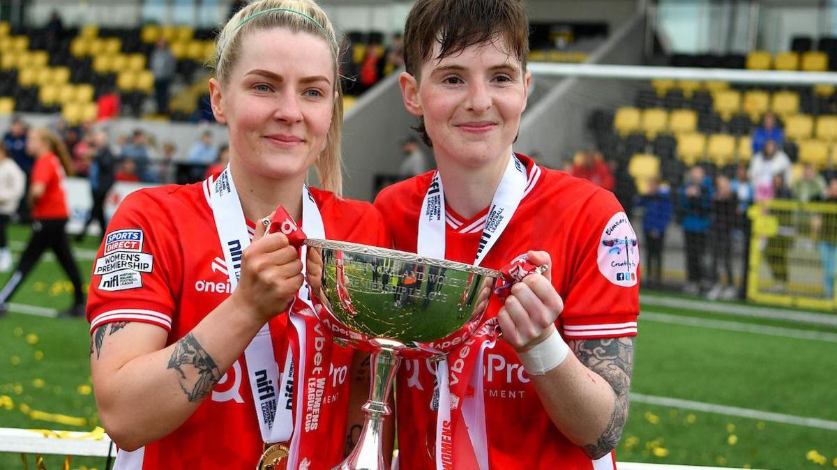 Victoria Carleton and Kirsty McGuinness with the League Cup