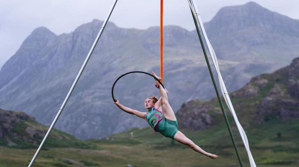 Freya Pellie a' dèanamh chleasan siorcais air a' bhlàr a-muigh
