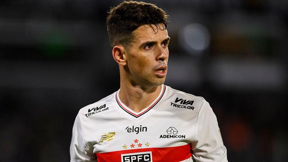Oscar se retira del fútbol a los 34 años por un problema cardíaco que trunca su carrera en São Paulo