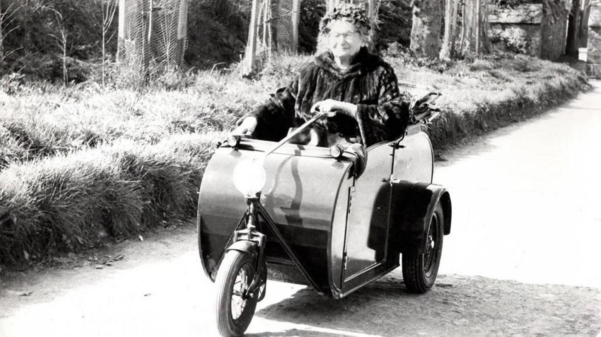 A black and white photo of Dame Sibyl Hathaway riding the carriage 