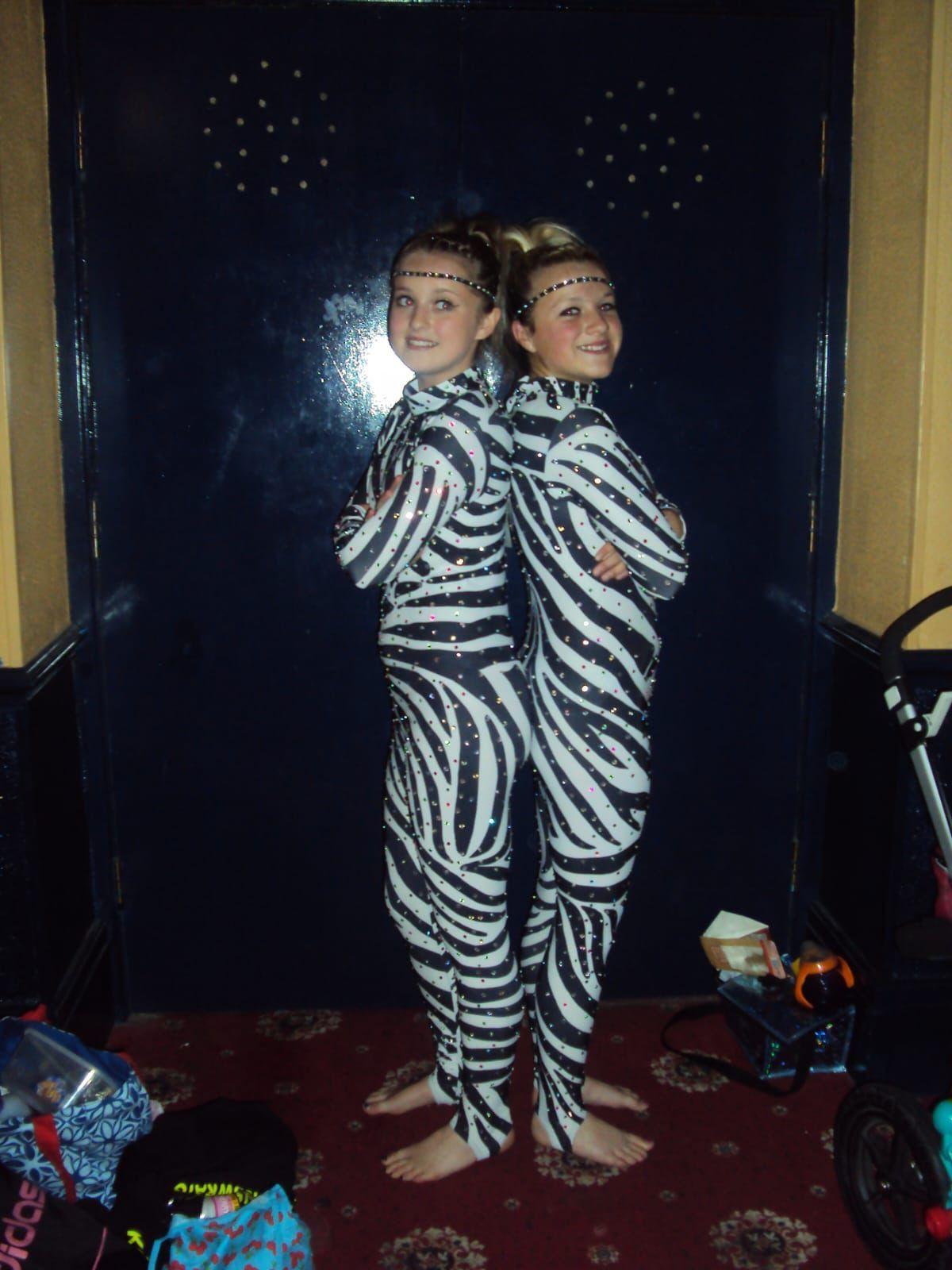 Chloe a Iola yn dawnsio pan oedden nhw'n ifanc