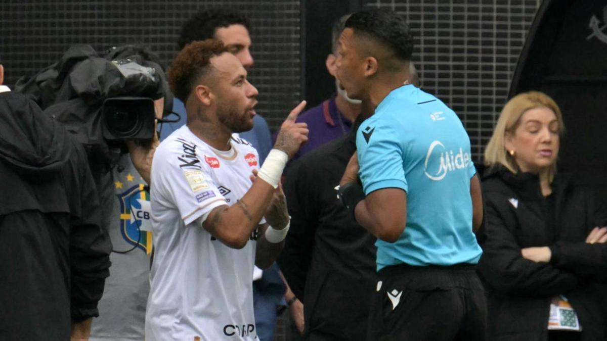 Neymar explota tras ser sustituido por error en la derrota de Santos ante Coritiba